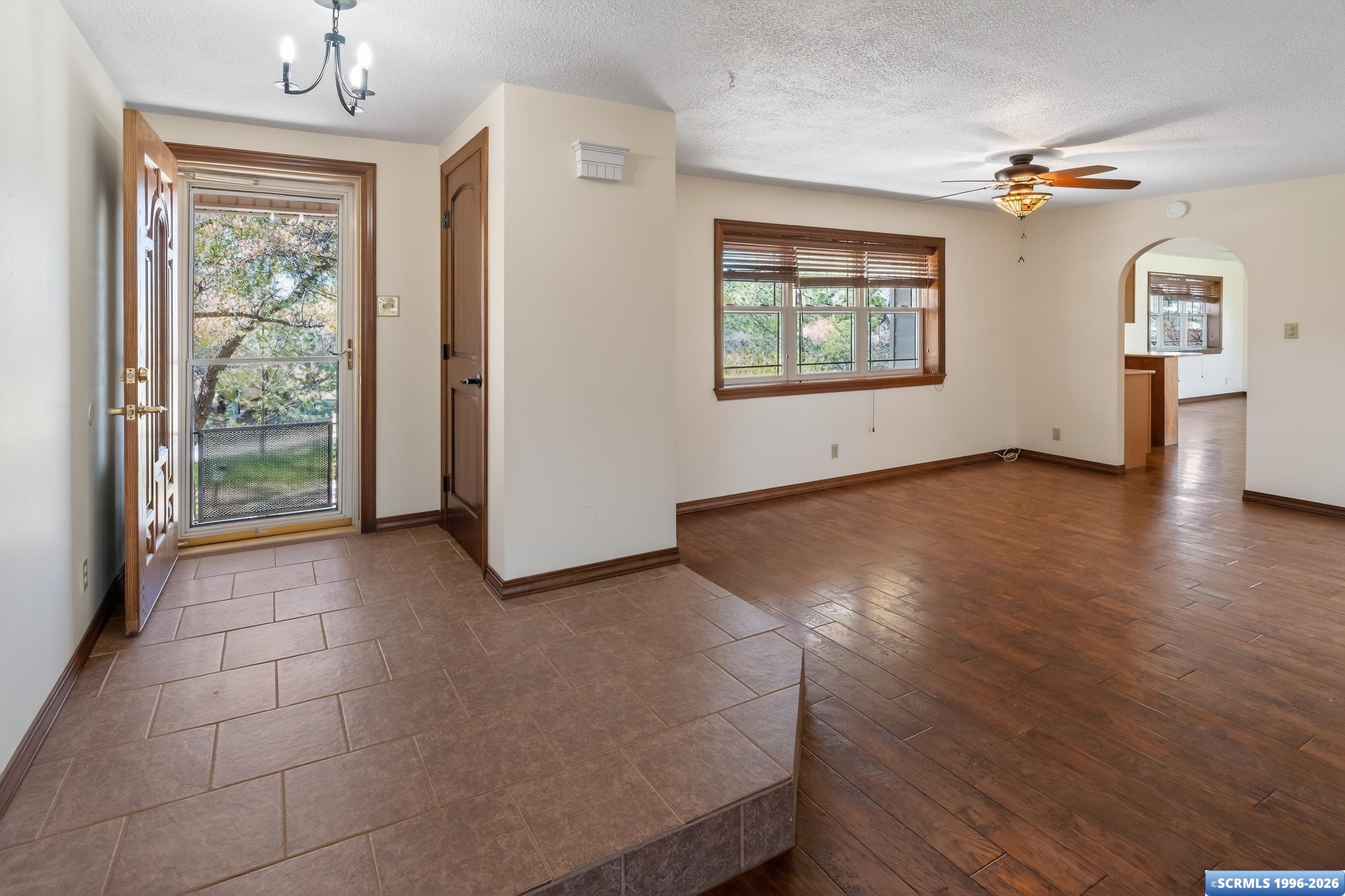 509 E Cain Drive, photograph 2