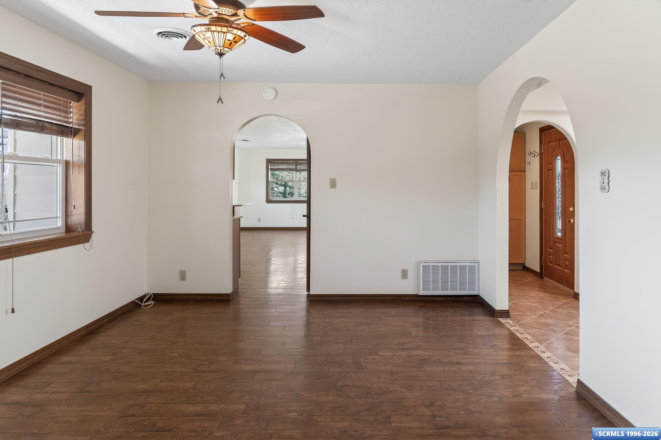 509 E Cain Drive, photograph 3