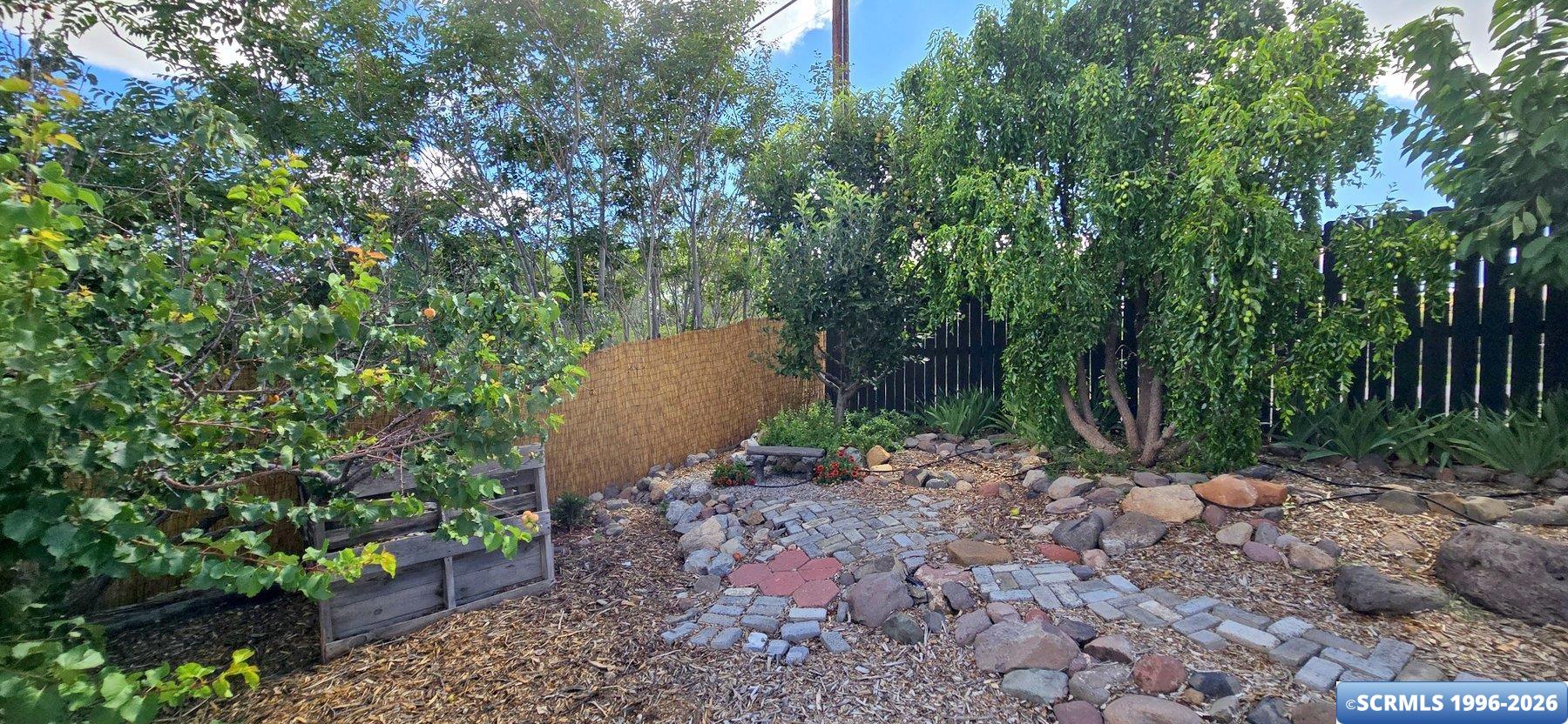 129 W VICTORIA ST, photograph 23