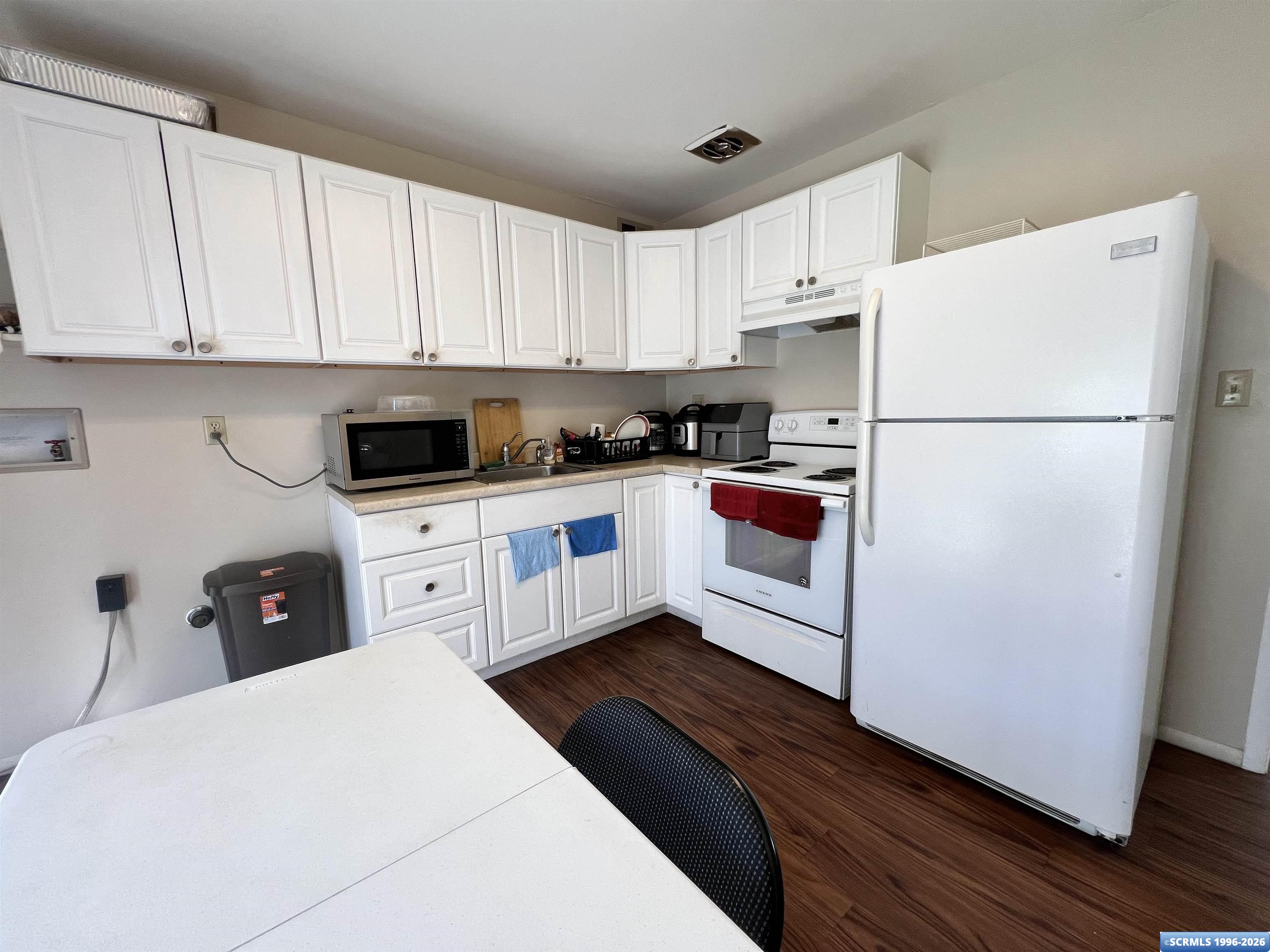 811 & 811.5 Hester Street, photograph 11
