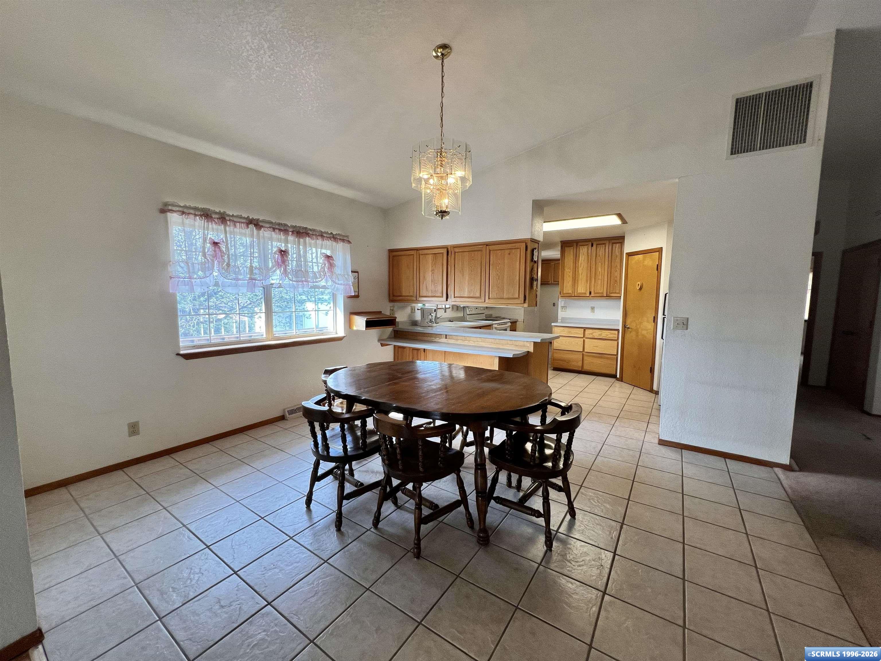 70 Peterson Drive, photograph 3
